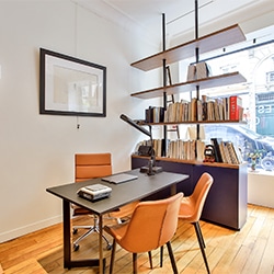 Bureau moderne avec étagères
