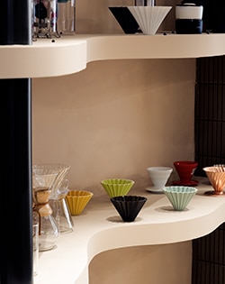 Filtres à café colorés sur étagère