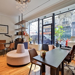 Bureau moderne et lumineux