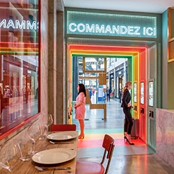 Commande ici, décor néon