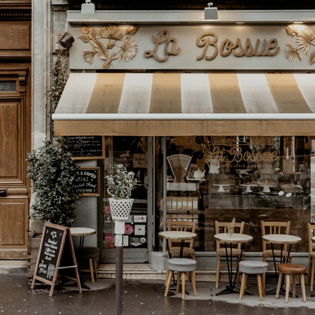 Boulangerie parisienne extérieure avec terrasse