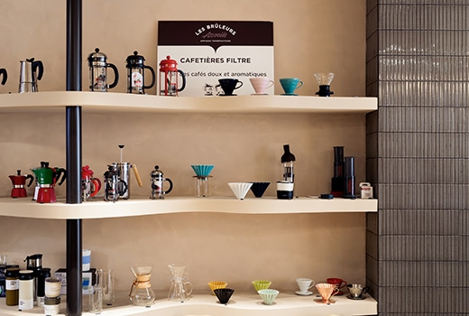 Cafetières et tasses sur étagères