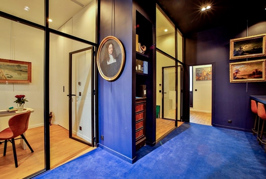Intérieur moderne avec portait