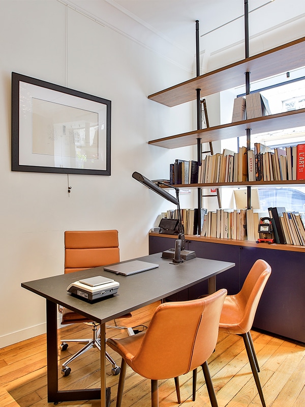 Bureau moderne avec chaises orange