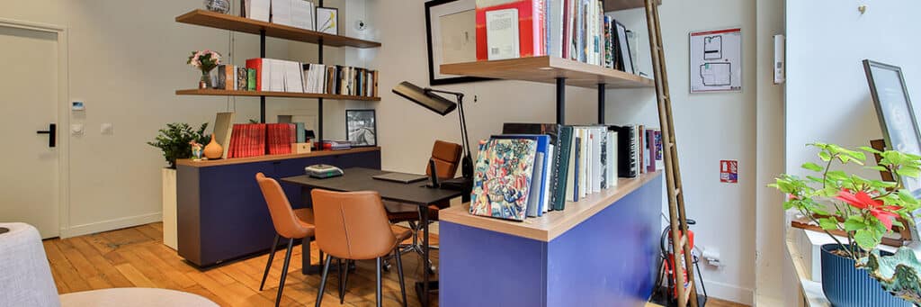 Bureau moderne avec étagères bleues